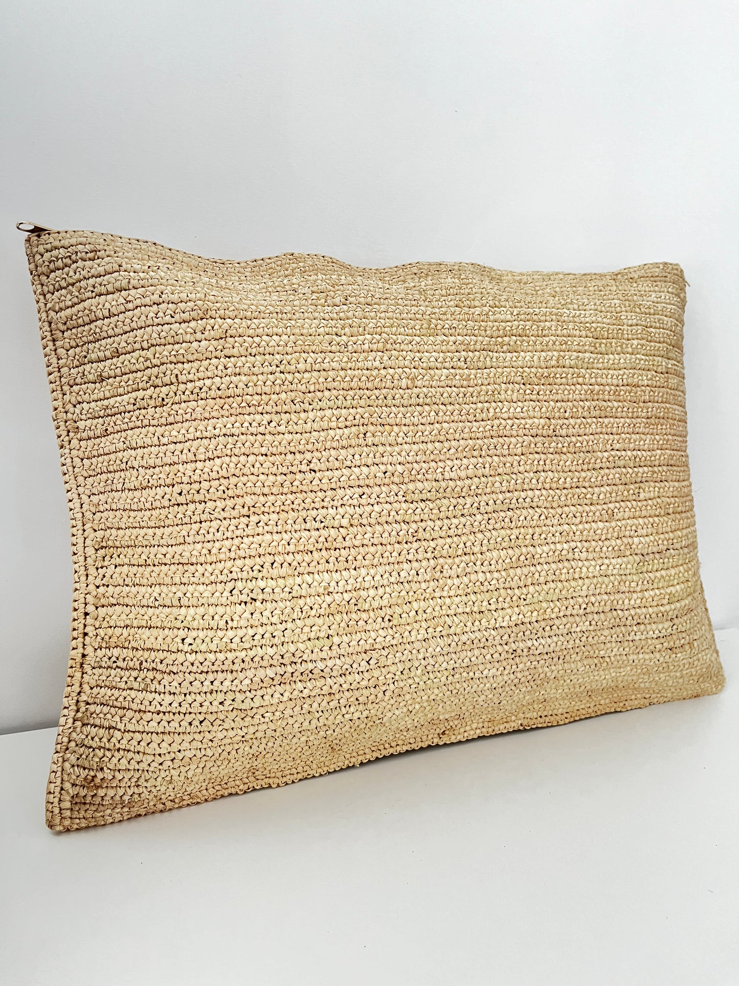 Housse de coussin en raphia